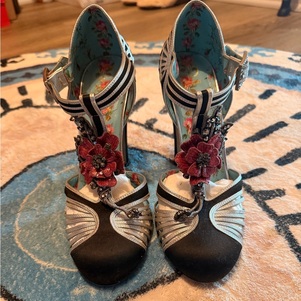 Gucci Black Satin And Sliver Leather Flower Embellished T Strap Sandals Size 38